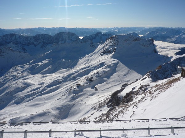 Blick von der Zugspitze auf das Zugspitzplatt (im Dezember 2011)